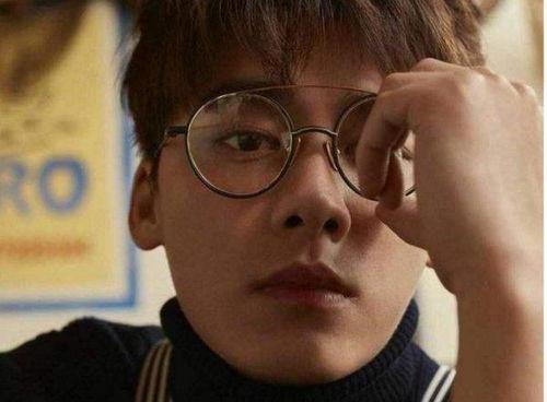 戴眼镜吃瓜娱乐圈博主,揭秘戴镜博主如何吃瓜成瘾